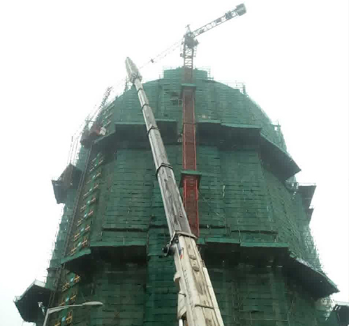 西区吊车在工地上作业